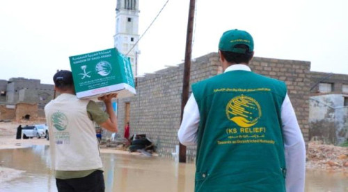مركز الملك سلمان يقدم مساعدات إيوائية وغذائية للأسر المتضررة من إعصار "تيج" في المهرة