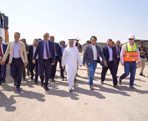 الرئيس الزُبيدي يطّلع بمعية السفير الإماراتي على مستوى الإنجاز بمحطة الطاقة الشمسية بالعاصمة عدن