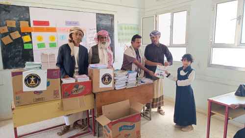 انتقالي عرماء يقدم مجموعة من الكتب المدرسية لطلاب مدرسة فاطمة الزهراء للبنات
