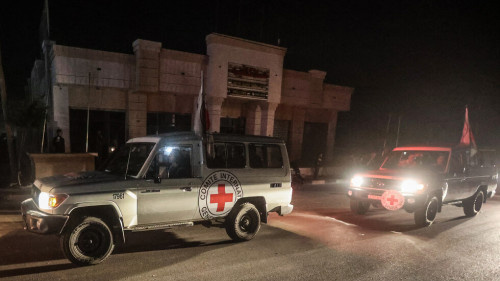 وصول حافلات الأسرى الفلسطينيين المحررين من سجن عوفر إلى بلدية بيتونيا بالضفة الغربية &nbsp;