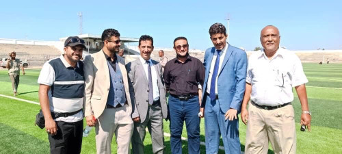 بيبك يطلع على الأعمال التكميلية لمشروع تأهيل وتعشيب ملعب الشهداء بأبين