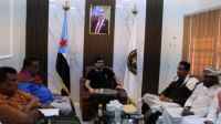 بن عفرار يلتقي إدارة فريق الدفاع بنادي شباب سيحوت ومدير مكتب التنسيق والاتصال لأبناء سقطرى بالمحافظة