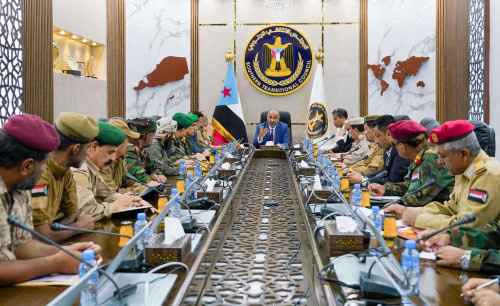 الرئيس الزُبيدي يترأس اجتماعا للقادة العسكريين والأمنيين بمحافظة أبين