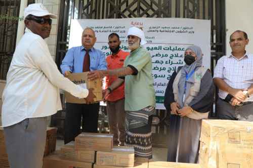 مكتب الصحة بالعاصمة عدن يدشن توزيع الأدوية ومستلزمات طبية لمستشفى عبود ومرافق صحية أخرى