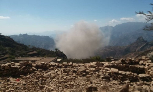 مليشيات الحوثي تقصف إحدى القرى في الضالع بصاروخ بالستي