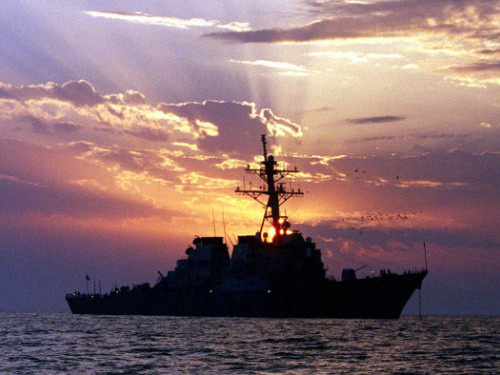 استهداف سفينتين أمريكيتين ترافقهما بارجة بعدة مقذوفات