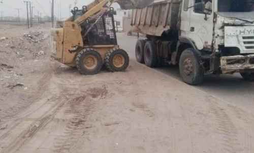 عدن.. صندوق النظافة في البريقة ينفذ حملة لرفع المخلفات بعدد من شوارع المدينة