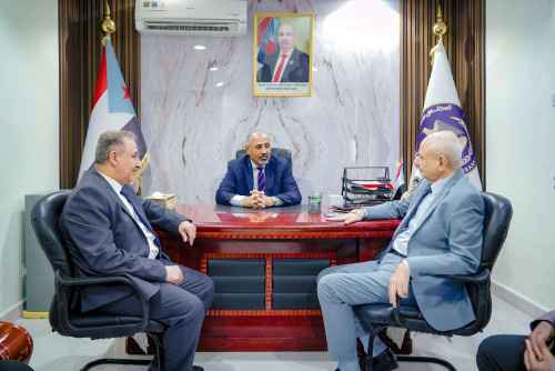 الرئيس الزُبيدي يتفقد سير العمل في الجمعية العمومية