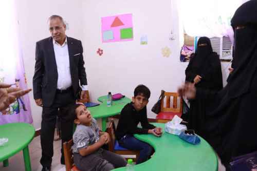 فريق من&laquo;كاك بنك&raquo; يتفقد احتياجات مؤسسة الحق في الحياة ويعلن توفير أجهزة ومعدات طبية لأطفال الشلل الدماغي