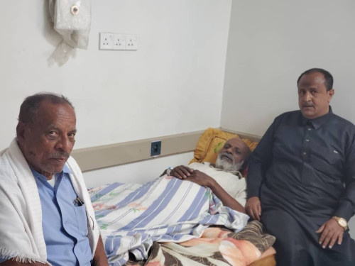نائب نقيب الصحفيين الجنوبيين سعيد سبتي يزور المناضل محمد خميس بازياد في مستشفى سيئون العام 