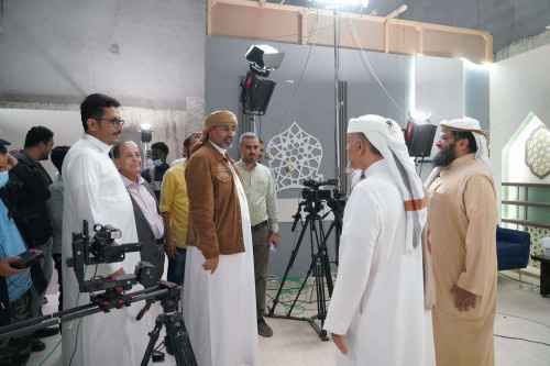 الرئيس الزُبيدي يتفقد سير العمل بقطاع الإذاعة والتلفزيون