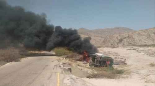 وفاة سائق شاحنة وقود إثر انقلابها واحتراقها بأبين