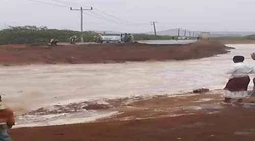 سيول الأمطار برضوم تتسبب بقطع الطريق الدولي عدن حضرموت