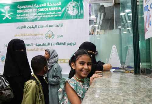 &nbsp;مركز الملك سلمان للإغاثة يسلّم الكفالة المالية لـ 148يتيماً ويتيمة في العاصمة عدن