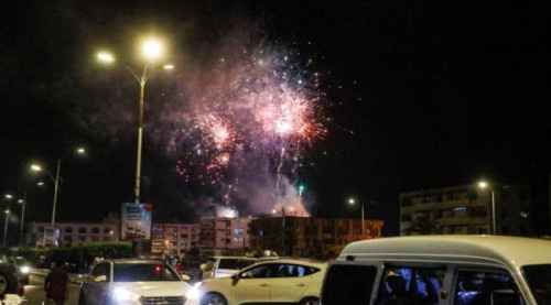&nbsp;ألعاب نارية تزين سماء العاصمة عدن احتفالا بذكرى التحرير