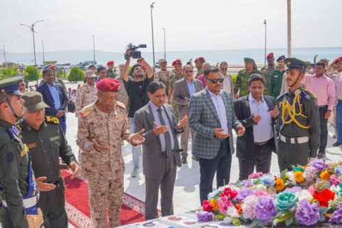 البحسني يضع إكليلا من الزهور على ضريح الجندي المجهول بالنصب التذكاري وساحة شهداء حضرموت