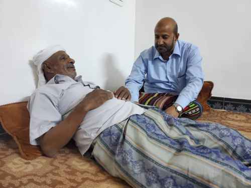 رئيس أعضاء كتلة الجمعية الوطتية للمجلس الانتقالي الجنوبي يطمئن على صحة المناضل محمد خميس بازياد بسيئون
