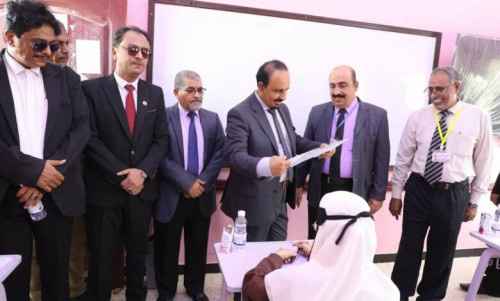 محافظ حضرموت يدشّن اختبارات إنهاء شهادة الثانوية العامة ويوجّه بتوفير البيئة العلمية المحفّزة لإنجاحها