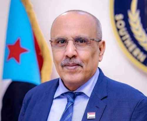 رئيس الجمعية الوطنية يُعزَّي عيدروس عوض باعوضة في وفاة والدته