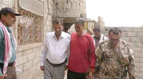 محافظ أبين يطمئن على صحة رئيس نقابة الصحفيين والإعلاميين الجنوبيين في المحافظة