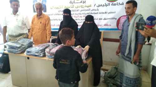 انتقالي أبين يوزع الحقيبة المدرسية على ذوي الاحتياجات الخاصة بخنفر 