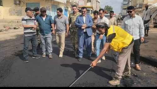 مدير عام المنصورة يدشن أعمال الأسفلت في شارع الحريش - تقاطع كورنيش المرشدي