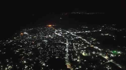 برعاية المحرّمي وتمويل إماراتي.. إنجاز مشروع إنارة شوارع لودر بالطاقة الشمسية