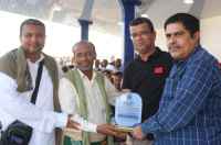 رئيس تنفيذية انتقالي حضرموت يتسلم درعا تقديريا من إدارة رابطة نادي التضامن الرياضي بالمكلا