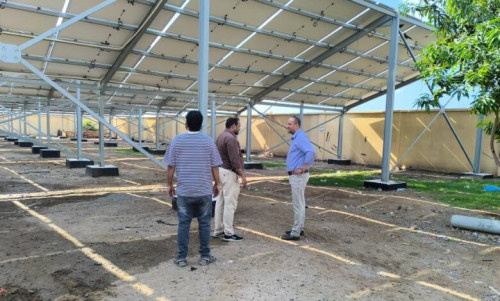 مدير مؤسسة المياه بعدن يتفقد سير العمل بأول محطة صرف صحي تعمل بالطاقة الشمسية