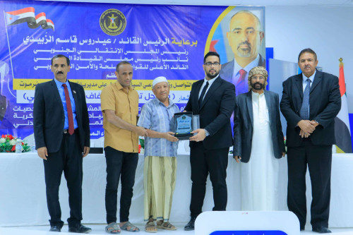 فريق التواصل وتعزيز الوعي السياسي يكرم أسر الشهداء في وادي وصحراء حضرموت