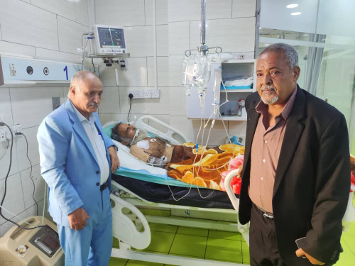 النمري والشعوي يطمئنان على صحة الشيخ السعيدي