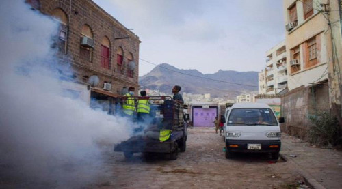 عدن.. حملة رش ضبابي واسعة في صيرة لمكافحة البعوض والحد من انتشار الأوبئة