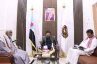 رئيس تنفيذية انتقالي المهرة يلتقي الباحث والأديب محمد الحداد