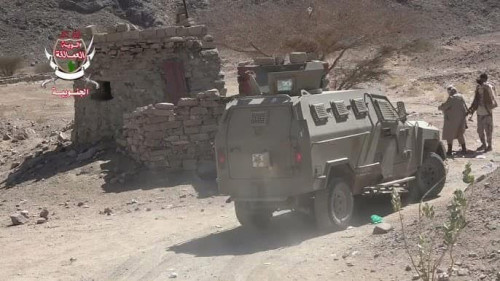 قوات العمالقة الجنوبية تتصدى لهجوم حوثي في ملعا بمديرية حريب جنوب مأرب اليمنية