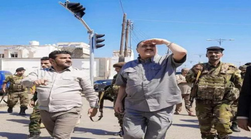 مدير أمن العاصمة عدن يتفقد إشارات المرور الحديثة في الشيخ عثمان تمهيدًا لتشغيلها