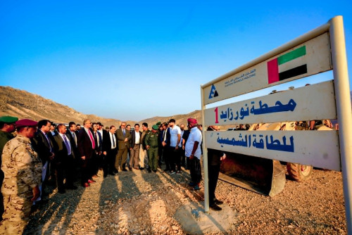 الرئيس الزُبيدي يزور محطة كهرباء نور زايد 1 في سقطرى ويثمن الدعم الإماراتي للأرخبيل