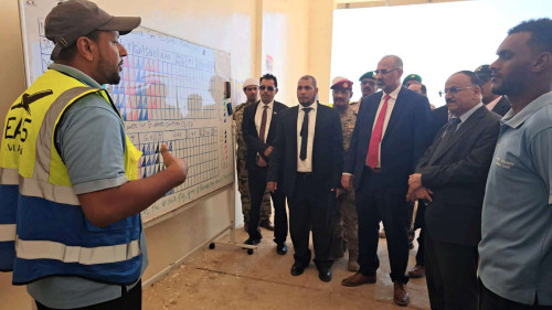 الرئيس الزُبيدي يطّلع على عمل وحدة البحث والإنقاذ بمطار سقطرى الدولي