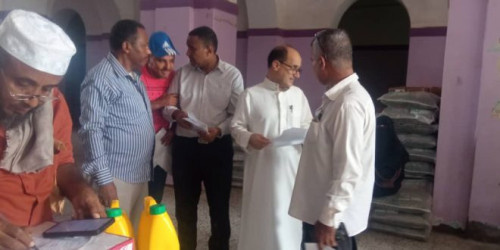 مدير عام دارسعد يدشن توزيع السلال الغذائية للمعلمين والمعلمات المُتعاقدين في عموم مدارس المديرية