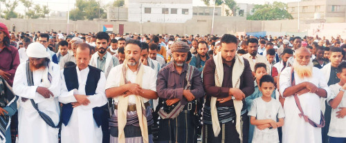 رئيس تنفيذية انتقالي أبين يؤدي صلاة العيد مع جموع المواطنين بمديرية زنجبار
