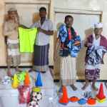 رئيس نادي شباب المسيمير يسلم فرق كرة القدم لفئتي البراعم والناشئين أدوات ومستلزمات خاصة بالتمارين الرياضية