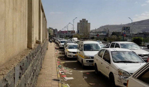 مليشيا الحوثي تغرق الأسواق بشحنة بترول مغشوشة