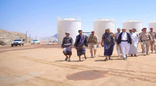 محافظ شبوة يتفقد ميناء قنا التجاري ويؤكد السعي لإنشائه وفق المواصفات الدولية