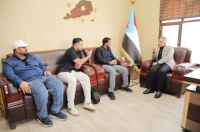 اليافعي يشيد بدور الفن التشكيلي في إيصال الرسائل الوطنية والإبداعية وتعزيز أواصر الإخاء