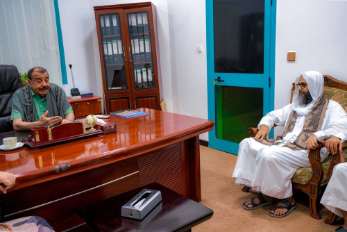 اللواء بن بريك يلتقي الشيخ الشرفي ورئيس غرفة حضرموت التجارية