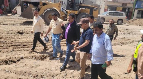 مدير عام المنصورة يدشن مشروع إعادة تأهيل شارع تقاطع الكثيري السوق المركزي