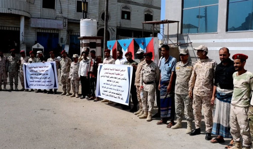 خريجو الكلية الحربية بعدن ينفذون وقفة أمام معاشيق للمطالبة بصرف مستحقاتهم