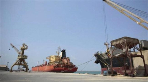 الحوثي يواصل احتجاز سفن وبحارة في ميناء رأس عيسى