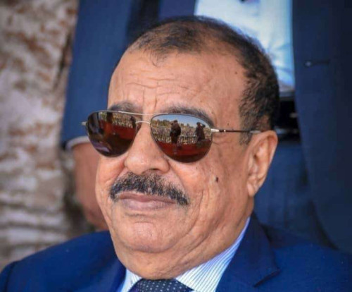 اللواء بن بريك يُعزّي في وفاة المقدم عوض سالم البسيري
