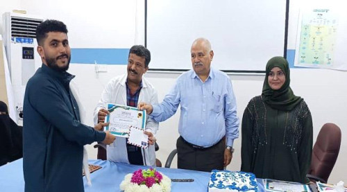 بمناسبة اليوم العالمي للعمال.. البيشي يكرم العاملين المتميزين في مركز الطوارئ بالتواهي