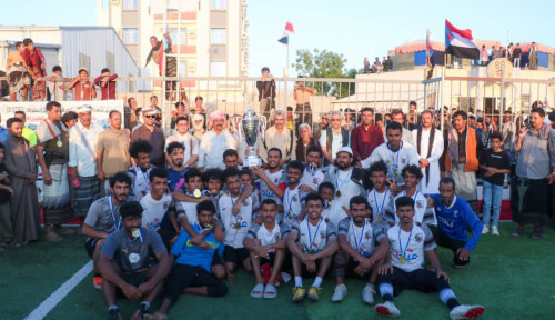 أقيم برعاية انتقالي شبوة.. فريق شباب عياذ يتوج بكأس دوري شهداء الجنوب بالمحافظة